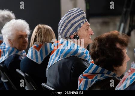 Oswiecim, Polen. 27. Januar 2023. Eine Gruppe von Auschwitz-Überlebenden, die während der Feierlichkeiten zum Befreiungsjubiläum gesessen haben. Zum 78. Jahrestag der Befreiung von Auschwitz-Birkenau, dem ehemaligen deutschen konzentrations- und Vernichtungslager. Der Jahrestag wurde im ehemaligen Lager Auschwitz und Auschwitz II-Birkenau organisiert. Die Auschwitz Survivors waren bei den Feierlichkeiten zum Befreiungsjubiläum anwesend. Kredit: SOPA Images Limited/Alamy Live News Stockfoto