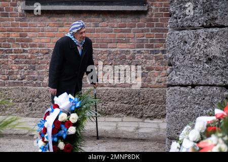 Oswiecim, Polen. 27. Januar 2023. Der Auschwitz-Überlebende sah vor der Mauer des Todes in der Nähe des Blumenkranzes stehen. Zum 78. Jahrestag der Befreiung von Auschwitz-Birkenau, dem ehemaligen deutschen konzentrations- und Vernichtungslager. Der Jahrestag wurde im ehemaligen Lager Auschwitz und Auschwitz II-Birkenau organisiert. Die Auschwitz Survivors waren bei den Feierlichkeiten zum Befreiungsjubiläum anwesend. (Foto: Wojciech Grabowski/SOPA Images/Sipa USA) Guthaben: SIPA USA/Alamy Live News Stockfoto