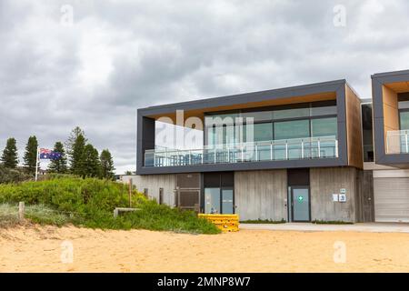 Surf Life Saving Club, Mona Vale Surf Club Gebäude mit Blick vom Strand in Mona Vale, eröffnet 2022, Sydney, NSW, Australien Flagge fliegt Stockfoto