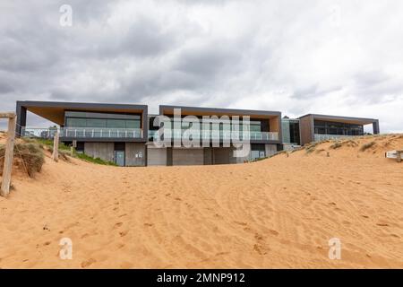 Surf Life Saving Club, Mona Vale Surf Club Gebäude mit Blick vom Strand in Mona Vale, eröffnet 2022, Sydney, NSW, Australien Flagge fliegt Stockfoto