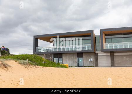 Surf Life Saving Club, Mona Vale Surf Club Gebäude mit Blick vom Strand in Mona Vale, eröffnet 2022, Sydney, NSW, Australien Flagge fliegt Stockfoto