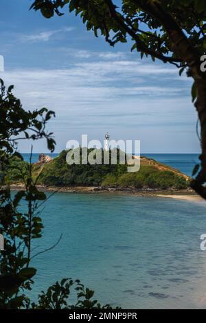 Leuchtturm auf einer Insel im Nationalpark Mu Koh Lanta, Krabi, Thailand. Stockfoto