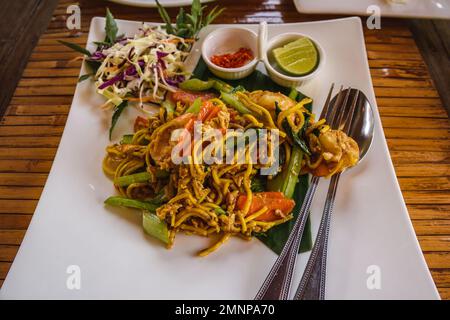 Pad Thai: Traditionelles thailändisches Gericht auf Bananenblatt in einem Restaurant Stockfoto