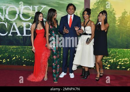 M. Night Shyamalan, Bhavna Vaswani und die Familie besuchen am 30. Januar die Universal Pictures "Knock at the Cabin" Weltpremiere im Jazz im Lincoln Center, Stockfoto