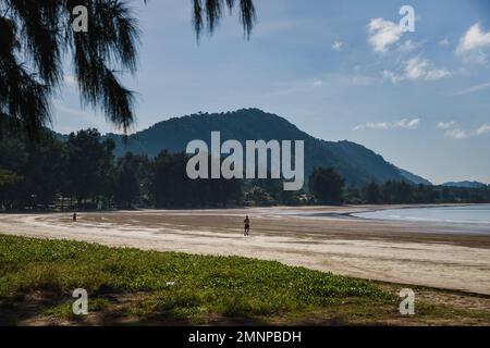 Tropischer Strand in Ko Lanta Thailand, Leute joggen am Strand am Morgen Stockfoto