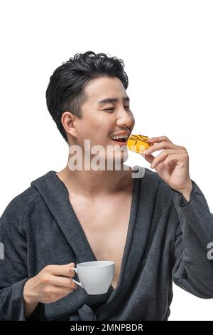 Ein junger Mann im Badeanzug im Kaffee Stockfoto