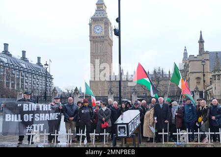 London, Großbritannien. Am Parlamentsplatz versammeln sich Aktivisten, um den Jahrestag des Bloody Sunday zu feiern, an dem 13 Zivilisten von britischen Streitkräften getötet wurden. Stockfoto