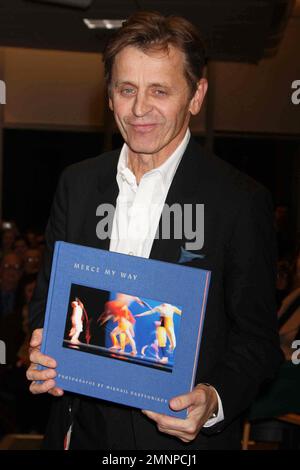 Mikhail Baryshnikov signiert am 10. März 2009 „Merce My Way“, sein Fotobuch über die Choreographie von Merce Cunningham im Barnes & Noble Lincoln Triangle in New York City. Foto: Henry McGee/MediaPunch Stockfoto