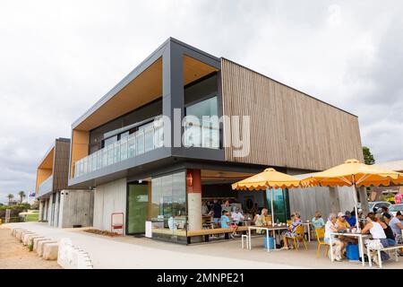 Mona Vale Surf Club Gebäude und angrenzendes Cafe mit Rentnern und älteren Leuten, die Getränke und Essen genießen, Sydney, NSW, Australien Stockfoto