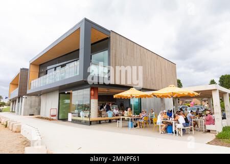 Mona Vale Surf Club Gebäude und angrenzendes Cafe mit Rentnern und älteren Leuten, die Getränke und Essen genießen, Sydney, NSW, Australien Stockfoto