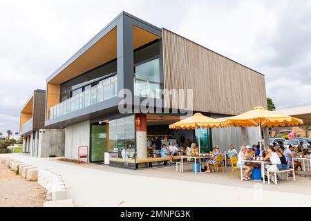 Mona Vale Surf Club Gebäude und angrenzendes Cafe mit Rentnern und älteren Leuten, die Getränke und Essen genießen, Sydney, NSW, Australien Stockfoto