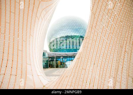 Skulpturenbau Minima Maxima, nur-Alem Sphere EXPO 2017 Ausstellungsbereich. Blick auf das Museum durch Straßeninstallation. Astana, Kasachstan - 10,2 Stockfoto