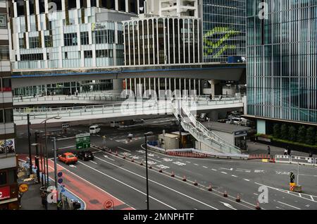 Fußgängerbrücken verbinden die neuen modernen Gebäude in Shibuya, Tokio, Japan. Stockfoto