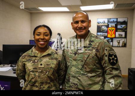 AFN Humphreys Hosted Command Sgt. Maj. Kenneth Franco, die 2. Infanterie Division/ROK-U.S. Senior der Combined Division hat am Warrior Wednesday einen Berater aufgenommen, um über den Hispanic Heritage Month, den 5. Oktober 2022, zu sprechen. Stockfoto