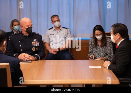 TOKIO (Okt 5, 2022) John W. Raymond, Chef der Weltraumorganisation, links, spricht mit dem japanischen Verteidigungsminister Yasukazu Hamada, rechts, während seines Besuchs, um sich mit hochrangigen Beamten des japanischen Verteidigungsministeriums in Tokio, Japan, am 5. Oktober 2022, zu engagieren. Raymond bekräftigte das eiserne Engagement der Vereinigten Staaten für die US-japanische Allianz nach einem nordkoreanischen Raketenstart, der am 4.. Oktober über Nordjapan führte. Stockfoto