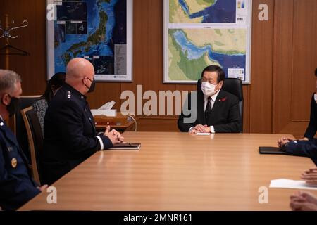 TOKIO (Okt 5, 2022) John W. Raymond, Chef der Weltraumorganisation, links, spricht mit dem japanischen Verteidigungsminister Yasukazu Hamada, rechts, während seines Besuchs, um sich mit hochrangigen Beamten des japanischen Verteidigungsministeriums in Tokio, Japan, am 5. Oktober 2022, zu engagieren. Raymond bekräftigte das eiserne Engagement der Vereinigten Staaten für die US-japanische Allianz nach einem nordkoreanischen Raketenstart, der am 4.. Oktober über Nordjapan führte. Stockfoto