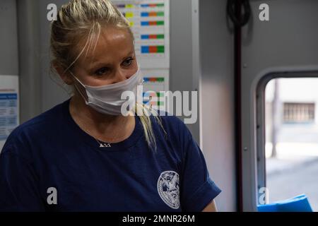 221005-N-LH674-1079 SAN FRANCISCO (OKT 5, 2022) der Sanitäter Thera Fleming aus der Feuerwehr von San Francisco, Fire Station 49, spricht mit einem Patienten auf der Rückseite eines Krankenwagens während einer San Francisco Fleet Week (SFFW) 2022 Veranstaltung, bei der Seeleute der US-Marine und Marineinfanteristen EMS-Personal einen Tag lang beschatten. Die SFFW bietet der amerikanischen Öffentlichkeit die Möglichkeit, ihre Teams der Marine, des Marine Corps und der Küstenwache zu treffen und Amerikas Seedienste zu erleben. Während der Fleet Week nehmen die Servicemitarbeiter an verschiedenen Community-Service-Veranstaltungen Teil, präsentieren der Gemeinde ihre Fähigkeiten und Ausrüstung und genießen das Hospitalit Stockfoto