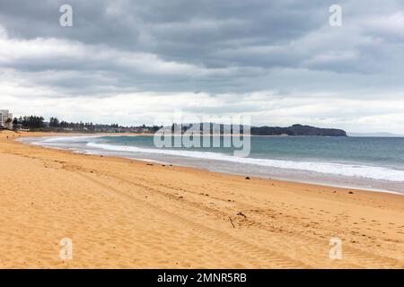 Collaroy Beach an den nördlichen Stränden von Sydney, bewölkter grauer Sommertag und Strand größtenteils leer, Sydney, NSW, Australien Stockfoto