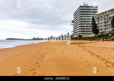 Collaroy Beach Sydney an einem bewölkten Sommertag 2023 blicken die Apartmentgebäude auf den Strand und das Meer, Sydney, NSW, Australien Stockfoto