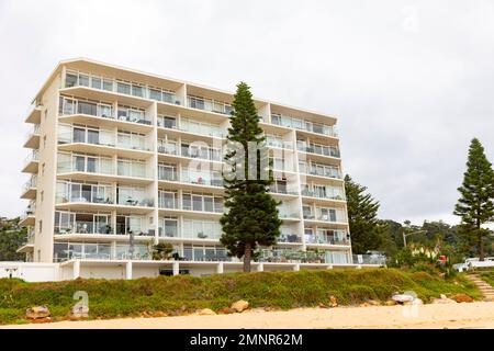 Collaroy Beach in Sydney an der Ostküste und Wohnhaus mit Blick auf den Strand und das Meer, Sydney, NSW, Australien Stockfoto