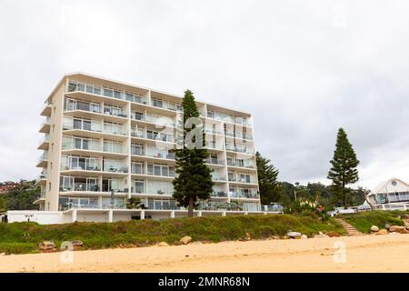 Collaroy Beach in Sydney an der Ostküste und Wohnhaus mit Blick auf den Strand und das Meer, Sydney, NSW, Australien Stockfoto