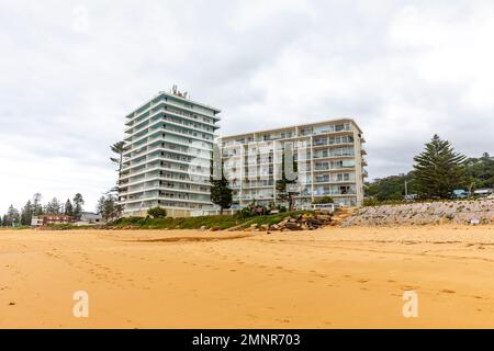 Collaroy Beach in Sydney an der Ostküste und Wohnhaus mit Blick auf den Strand und das Meer, Sydney, NSW, Australien Stockfoto