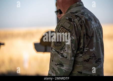 Col. Isaac T. Bell, stellvertretender Kommandant des 366. Fighter Wing, besichtigte am 5. Oktober 2022 außerhalb der Mountain Home Air Force Base, Idaho, den 366. Security Forces Squadron Off-Base Schießstand. Die Tour war Teil des Eintauchens mit dem 366. SFS, das es dem Kommandanten ermöglicht, die Bedürfnisse der Staffel aus erster Hand zu identifizieren. Stockfoto