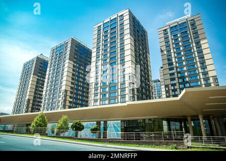 Fassade eines modernen Wohnkomplexes im Zentrum von Almaty Stockfoto