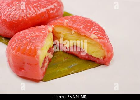 Gedünstete rote Schildkrötenkuchen oder „Ang Ku Kueh“, ein traditionelles chinesisches Gebäck mit glühender Reismehlhaut, hier mit Mungbohnenfüllung zu sehen Stockfoto