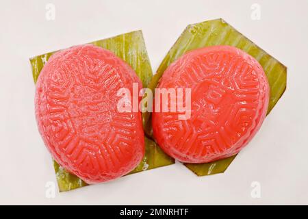 Draufsicht auf 2 rote Schildkrötenkuchen oder „Ang Ku Kueh“, geformt in Anlehnung an Schildkrötenmuscheln mit chinesischen Wörtern „Ji Xiang“ oder „Luck“ bedruckt Stockfoto