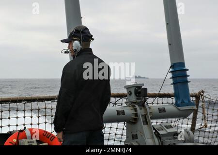 221005-N-MY408-1038 PAZIFIK (5. OKTOBER 2022) USA Der Navy Seaman Alec Brumley aus Temple, Texas, steht an Bord der Arleigh-Burke-Klasse-Guided-Missile Destroyer USS Decatur (DDG 73) als Wachposten am Achter. Decatur arbeitet derzeit mit der Nimitz Carrier Strike Group in Vorbereitung auf einen bevorstehenden Einsatz. Stockfoto