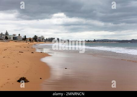 Collaroy Beach an den nördlichen Stränden von Sydney, bewölkter grauer Sommertag und Strand größtenteils leer, Sydney, NSW, Australien Stockfoto