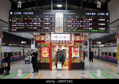 Tokio, Japan. 27. Januar 2023. Pendler und Passagiere warten am Bahnsteig Tokio, da die Intercity-Züge der JR Ost und JR Central aufgrund von Schneestürmen außerhalb der Stadt während der Hauptverkehrszeit am Freitag Abend unter Verspätungen bei der Abfahrt und einem eingeschränkten Service leiden.Bahnhof Tokio (æ±äq¬...) Ist ein historischer Verkehrsknotenpunkt in Japan und dient als Terminal für shinkansen und lokale Züge. Es ist auch ein Shopping- und Gastronomieziel mit Restaurants, Boutiquen und einem Hotel in seinem renovierten Backsteinhauptgebäude. Shinkansen (æ-å¹¹ç·š) ist Japans Hochgeschwindigkeitszug Stockfoto