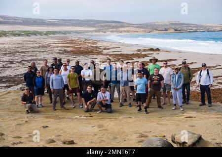 100522-N-KD414-7702 SAN NICOLAS ISLAND, KALIFORNIEN (NNS) (OKT 5, 2022) – die US-Marine führte eine jährliche Küstenreinigung an den abgelegenen Stränden von San Nicolas Island (SNI), der am stärksten isolierten der kalifornischen Kanalinseln, die 65 Meilen vor der Küste liegen, und südlich des Marinestützpunktes Ventura County (NBVC) Point Mugu durch. Das Aufräumteam bestand aus fast fünfzig freiwilligen Matrosen der Marine und Zivilisten, die dem NBVC und der Naval Air Warfare Center Weapons Division zugewiesen waren, die über zweitausend Pfund Müll und Schutt an drei SNI-Stränden entfernten. NBVC ist eine strategisch gelegene Naval-Installation bestehend Stockfoto