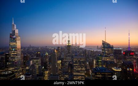 Vom Gipfel des Rockefeller Centre aus blickt man in Richtung Süden über die Wolkenkratzer von Manhattan, wobei das Empire State Building im Mittelpunkt steht. Stockfoto