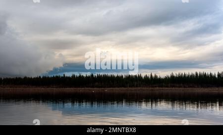 Die Überreste kleiner Eisschollen liegen am Quellufer des nördlichen Flusses Vilyui in Yakutia. Stockfoto