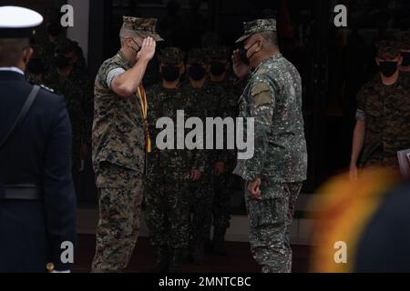 U.S. Marine Corps Maj. General Jay Bargeron (links), kommandierender General der 3D Marine Division, und Philippine Marine Corps Col. Gregorio Hernandez Jr., stellvertretender Direktor der Übung, grüßen während des KAMANDAG 6 in Fort Bonifacio, Philippinen, 6. Oktober 2022. KAMANDAG ist eine jährliche bilaterale Übung zwischen den Streitkräften der Philippinen und dem US-Militär, die darauf ausgerichtet ist, Interoperabilität, Fähigkeiten, Vertrauen und Zusammenarbeit zu stärken, die über Jahrzehnte gemeinsamer Erfahrungen aufgebaut wurde. Stockfoto