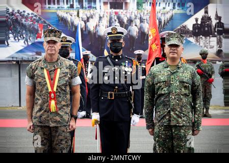 US Marine Corps Maj. General Jay Bargeron, kommandierender General der 3D Marine Division, steht während der KAMANDAG 6 in Fort Bonifacio, Philippinen, am 6. Oktober 2022 mit Maj. General Charlton Sean Gaerlan, Kommandant des philippinischen Marine Corps, zusammen. KAMANDAG ist eine jährliche bilaterale Übung zwischen den Streitkräften der Philippinen und dem US-Militär, die darauf ausgerichtet ist, Interoperabilität, Fähigkeiten, Vertrauen und Zusammenarbeit zu stärken, die über Jahrzehnte gemeinsamer Erfahrungen aufgebaut wurde. Stockfoto