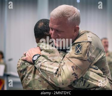 U.S. Army Colon. Bruce Bredlow, Commander, 52. Air Defense Artillery Brigade, umarmt U.S. Army Brig. General Maurice Barnett, Kommandant General, 10. Army Air Missile Defense Command, nach der Aktivierungszeremonie der Brigade am 6. Oktober auf der Sembach Kaserne, Deutschland. Die Aufnahme des aktiven Brigadehauptquartiers in das Theater erhöht die Kapazität des US-Beitrags zur bodengestützten Luftverteidigung der Allianz in EUCOM erheblich und erhöht die Interoperabilität mit den NATO-Alliierten und Partnerländern. Stockfoto