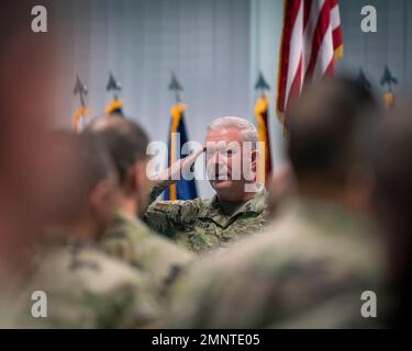 US Army Colon. Bruce Bredlow, Kommandant, 52. Air Defense Artillery Brigade, begrüßt U.S. Army Brig. General Maurice Barnett, kommandierender General, 10. Army Air Missile Defense Command, übernimmt am 6. Oktober die Führung seiner Brigade in der Sembach Kaserne. Die Aufnahme des aktiven Brigadehauptquartiers in das Theater erhöht die Kapazität des US-Beitrags zur bodengestützten Luftverteidigung der Allianz in EUCOM erheblich und erhöht die Interoperabilität mit den NATO-Alliierten und Partnerländern. Stockfoto