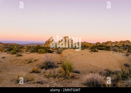 Felsformationen in der Mojave-Wüste unter einem wunderschönen Himmel kurz nach Sonnenuntergang Stockfoto