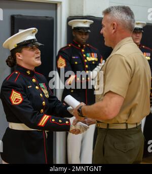 Colonel Robert A. Sucher, Kommandant der Marine Barracks Washington, gratuliert dem Personal Sgt. Hannah N. McFadden nach der abschließenden Bewertung der Ceremonial Drill School in den Marine Barracks Washington, D.C., 6. Oktober 2022. Diese Bewertung ist die kulminierende Veranstaltung von CDS, einem dreiwöchigen Kurs, der die Feinheiten der zeremoniellen Bohrungen in Übereinstimmung mit den hohen Standards beibringen soll, die in den Marine Barracks in Washington aufrechterhalten werden. Stockfoto