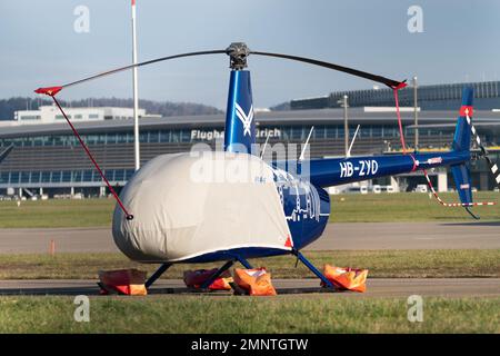 Zürich, Schweiz, 19. Januar 2023 Robinson R44 Helikopter parkt am internationalen Flughafen Stockfoto