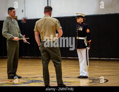 Personal Sgt. Hannah N. McFadden, Ordnance Chief, Headquarters & Support Company, steht bei der abschließenden Bewertung der Ceremonial Drill School in Marine Barracks Washington, D.C., am 6. Oktober 2022, im Mittelpunkt. Diese Bewertung ist die kulminierende Veranstaltung von CDS, einem dreiwöchigen Kurs, der die Feinheiten der zeremoniellen Bohrungen in Übereinstimmung mit den hohen Standards beibringen soll, die in den Marine Barracks in Washington aufrechterhalten werden. Stockfoto