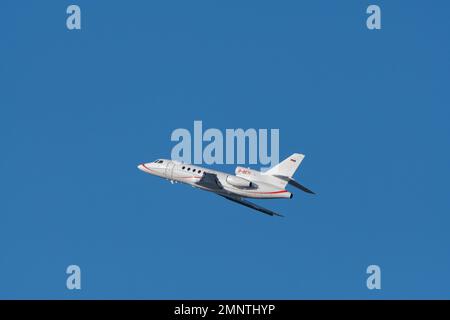 Zürich, Schweiz, 19. Januar 2023 Dessault Falcon 50Ex Business Aircraft startet von Landebahn 28 Stockfoto