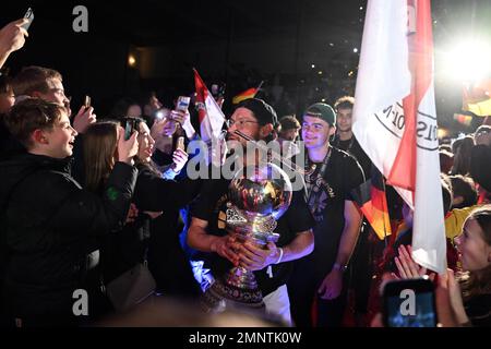 Köln, Deutschland. 31. Januar 2023. Feldhockey, Männer: Ankunft der deutschen Nationalmannschaft nach dem Triumph der Weltmeisterschaft. Martin Zwicker (M) hält die Trophäe „Weltmeister“. Die Weltmeisterschaft feiert mit Fans im Kölner Tennis- und Hockeyclub Rot-Weiss. Kredit: Federico Gambarini/dpa/Alamy Live News Stockfoto