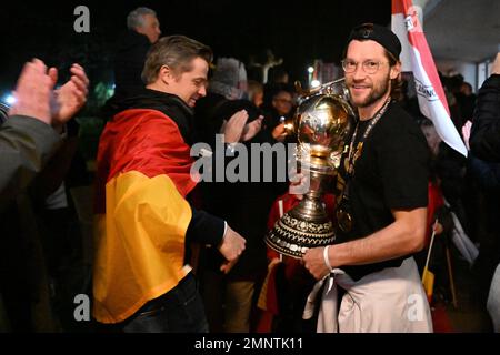 Köln, Deutschland. 31. Januar 2023. Feldhockey, Männer: Ankunft der deutschen Nationalmannschaft nach dem Triumph der Weltmeisterschaft. Martin Zwicker (r) hält die Trophäe des Weltmeisters. Die Weltmeisterschaft feiert mit Fans im Kölner Tennis- und Hockeyclub Rot-Weiss. Kredit: Federico Gambarini/dpa/Alamy Live News Stockfoto