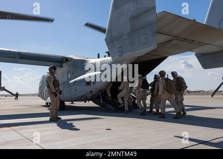 US-Marineinfanteristen, die dem Marine Aviation Weapons and Tactics Squadron One (MAWTS-1) zugeordnet sind, begeben sich während des Weapons and Tactics Instructors (WTI) Course 1-23 auf der Marine Corps Air Station Yuma, Arizona, am 5. Oktober 2022 an einen MV-22B Fischadler. WTI ist eine siebenwöchige Schulungsveranstaltung, die von MAWTS-1 veranstaltet wird und standardisierte fortgeschrittene taktische Schulungen und Zertifizierungen von Instruktorenqualifikationen bietet, um die Ausbildung und Bereitschaft der Meeresluftfahrt zu unterstützen, und hilft bei der Entwicklung und dem Einsatz von Flugwaffen und -Taktiken. Stockfoto