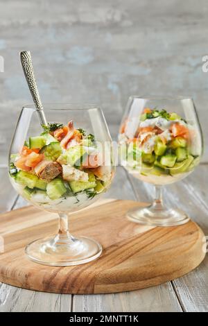 Salat aus geräuchertem Lachs mit Gurke und Frischkäse Stockfoto