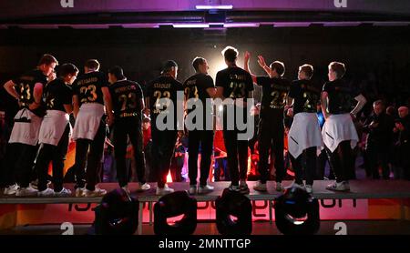 Köln, Deutschland. 31. Januar 2023. Feldhockey, Männer: Ankunft der deutschen Nationalmannschaft nach dem Triumph der Weltmeisterschaft. Das Weltmeisterteam feiert mit Fans im Kölner Tennis- und Hockeyclub Rot-Weiss. Kredit: Federico Gambarini/dpa/Alamy Live News Stockfoto